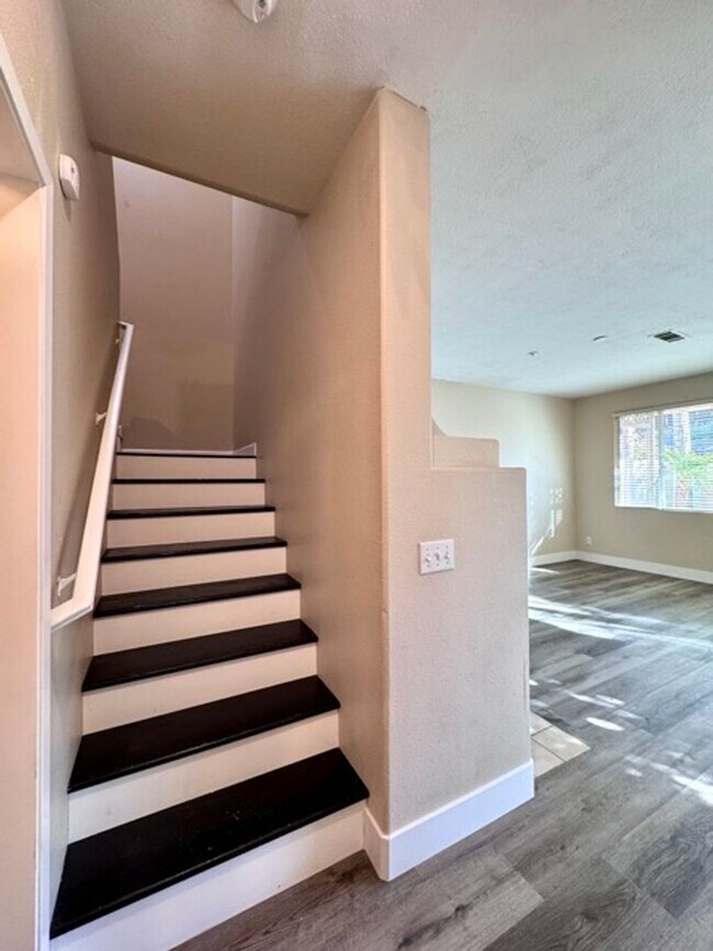 Building Photo - Beautiful and Spacious 3 Bedroom 2.5 Bath ...