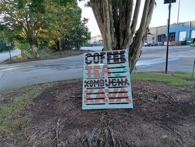 Building Photo - 547 Westmeath Dr SW