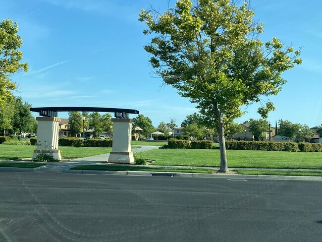 Building Photo - Beautiful Los Banos Rental