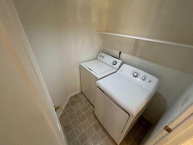 Building Photo - EXCELLANT ONE BEDROOM AND ONE BATHOOM SPRI...