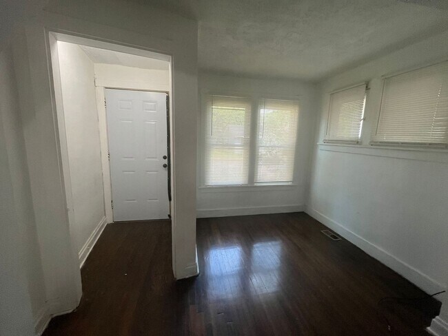Building Photo - Spacious & Smart Layout! 3-bedroom, 1-bath...