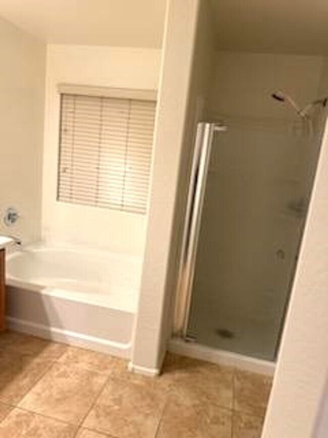 Building Photo - Great 4 bed 2.5 home near community pool!