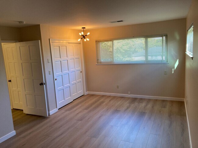 Building Photo - 1960 Harris Ave