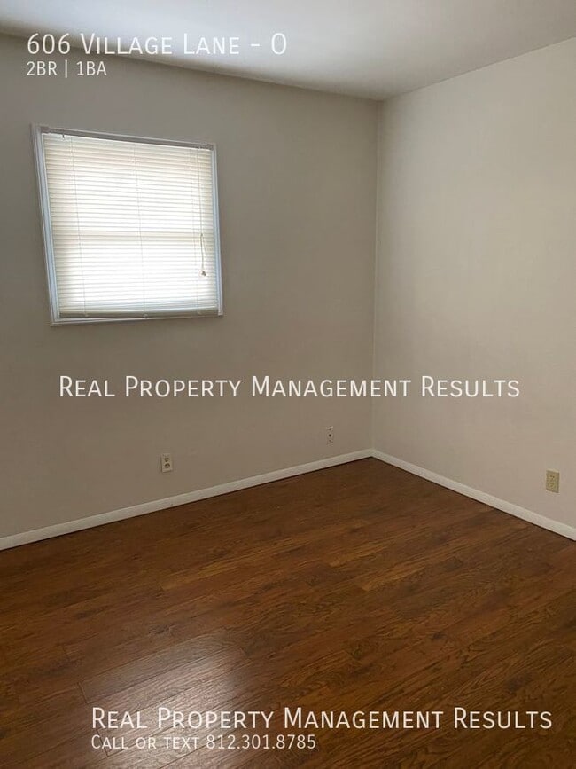 Building Photo - 606 Village Ln