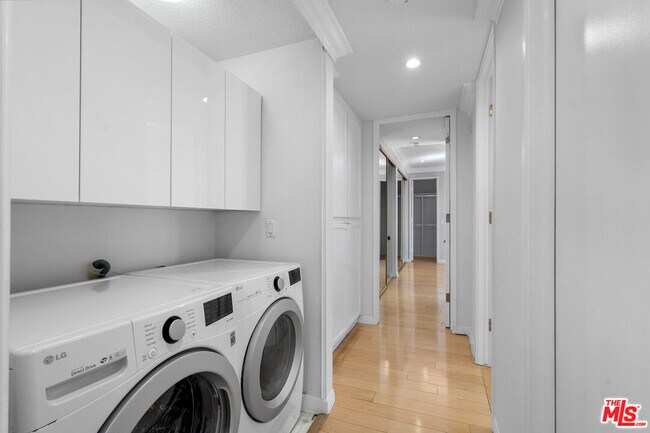 Building Photo - 4477 Wilshire Blvd