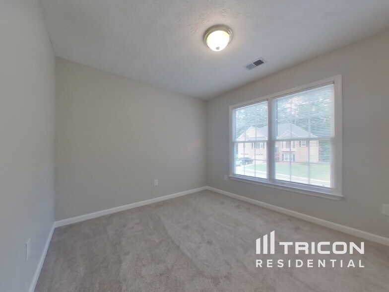 Building Photo - 3080 Kings Dr