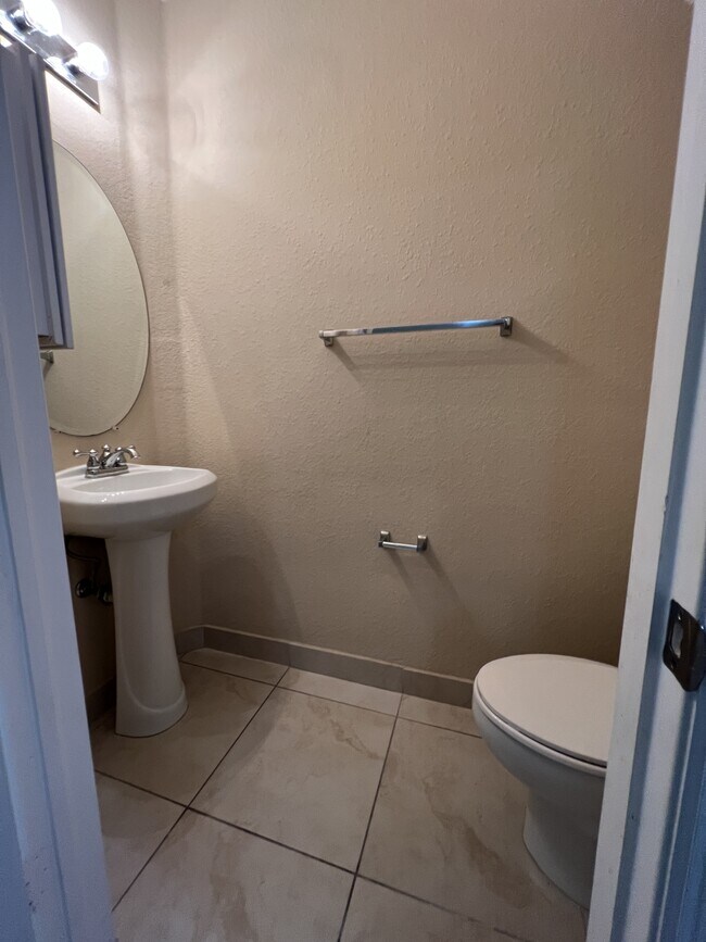 Building Photo - 3530 NW 29th Ct