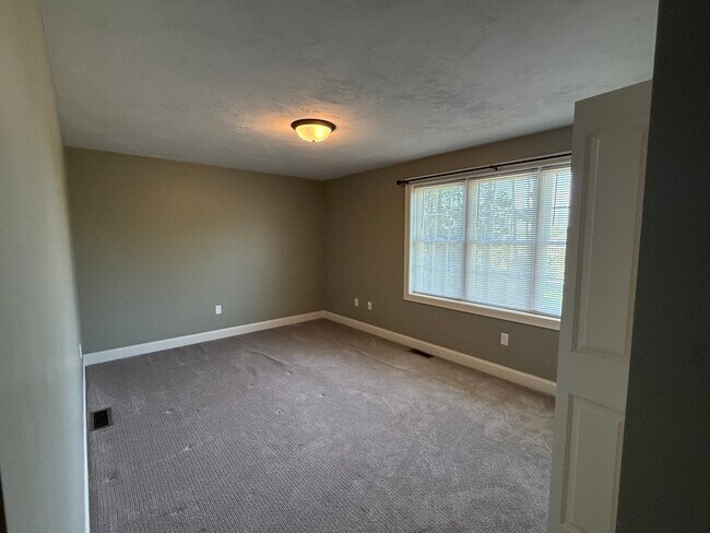 Building Photo - 10 Shamrock Ln
