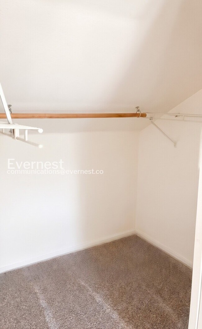 Building Photo - 1 Bed/1 Bath Condo with Garage Parking / Available Now!