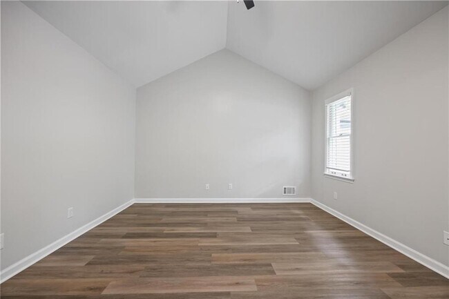 Building Photo - 410 Hickory Walk