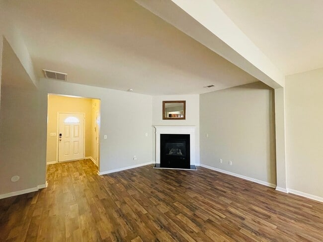 Building Photo - Beautiful Townhome in Catawba Village