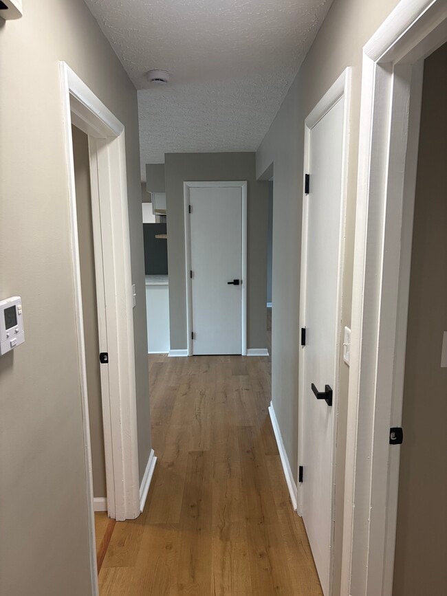 Building Photo - 467 Lynn Dr