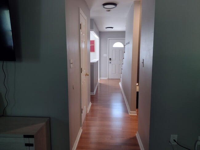 Building Photo - Beautifully renovated 4 bed 5 bath condo with a private back yard