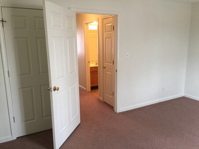 Building Photo - 2 Bed, 1.5 Bath Apartment in Shelbyville!