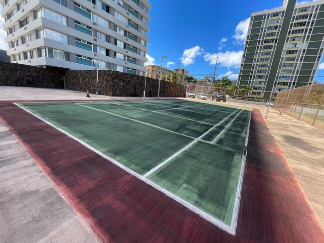 Building Photo - Fantastic Studio Unit w/ parking available...