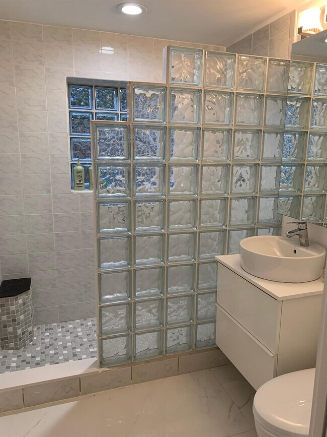 Building Photo - 9007 NE 10th Ave