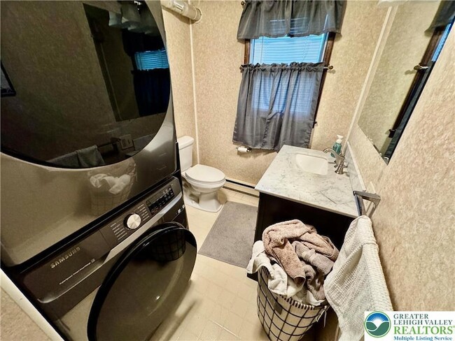 Building Photo - 1121 Pohopoco Dr