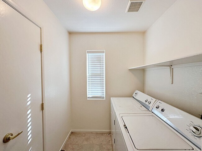 Building Photo - SINGLE STORY HOME WITH CASITA IN GATED COMMUNITY