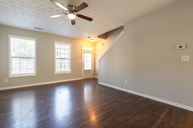 Building Photo - 4 Bedroom/2.5 Bath Townhouse!