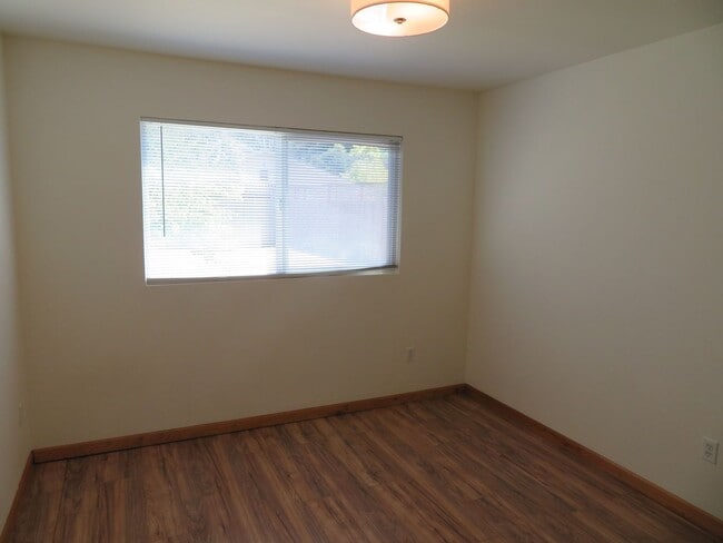 Building Photo - Beautiful 2 bed 1 bath end unit Townhome i...