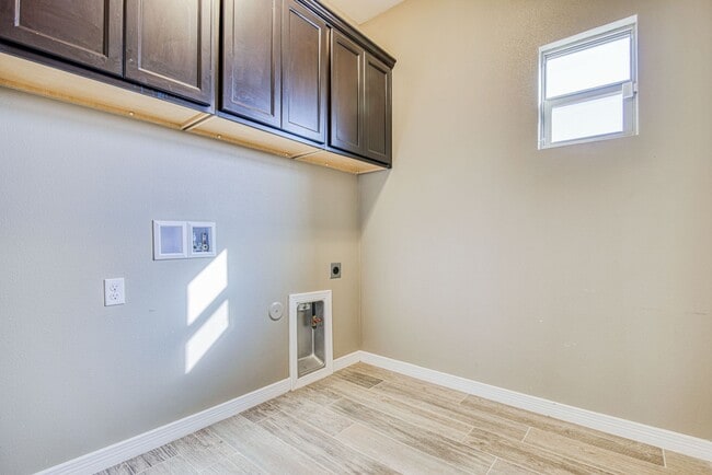 Building Photo - Beautiful Modern & Contemporary House