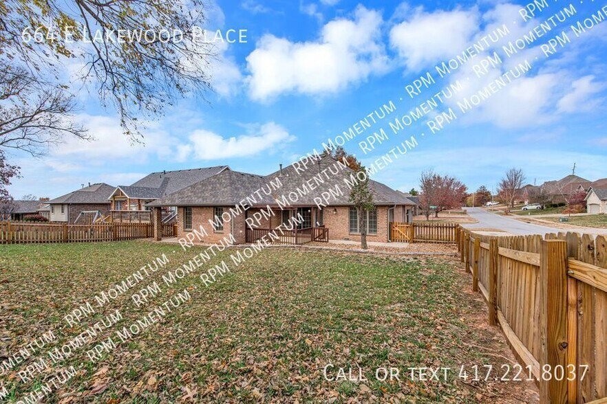 Building Photo - 664 E Lakewood St