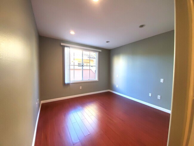 Building Photo - 1404 Reggio Aisle