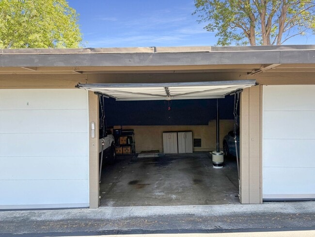 Building Photo - Spacious 2B/2.5BA Townhome w/ Stunning Vie...