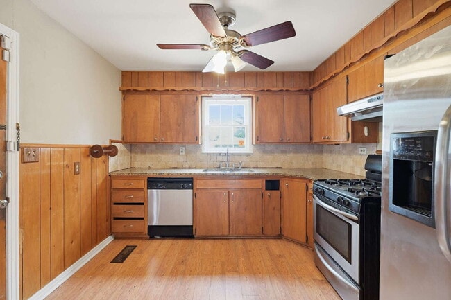 Building Photo - Expansive Living at an Unbeatable Value: Your Ultimate Multi-Level Escape!