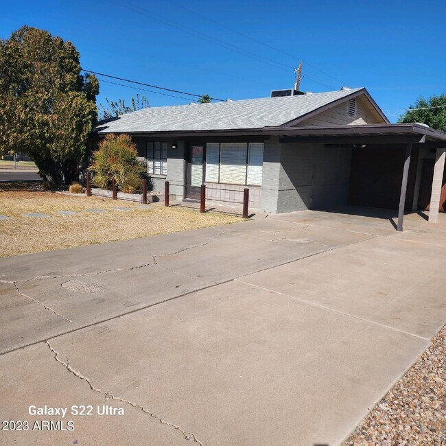 Building Photo - 1018 W Weldon Ave