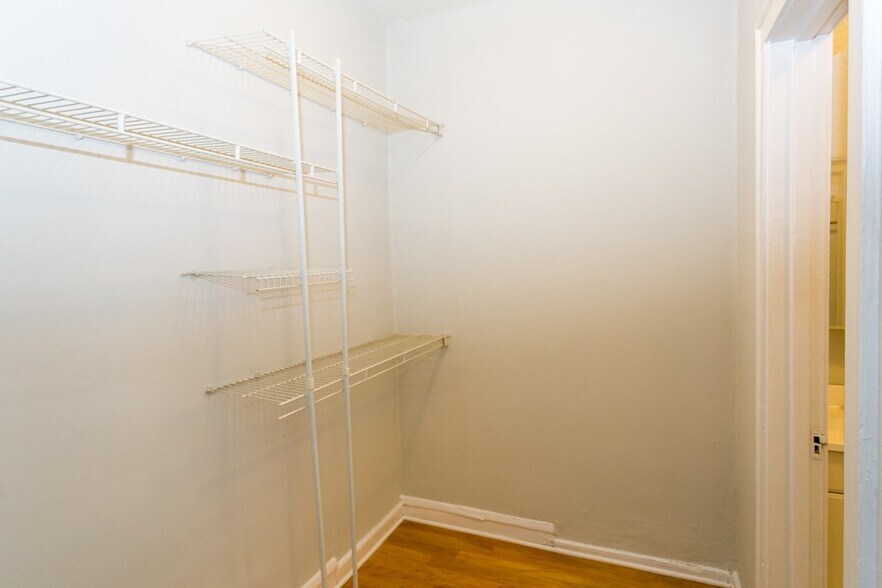 Building Photo - 2825 N Burling St