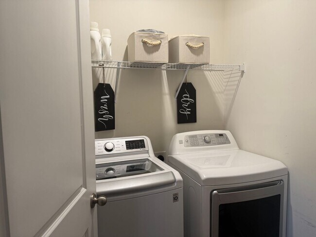 Building Photo - Beautiful 4 bedroom 2.5 bath home located in the Cliffs subdivision!