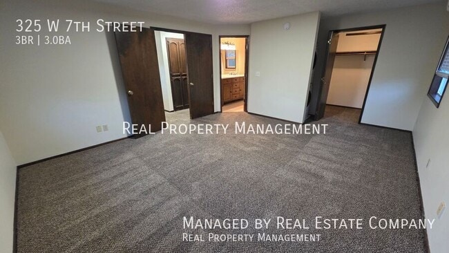 Building Photo - 325 W 7th St