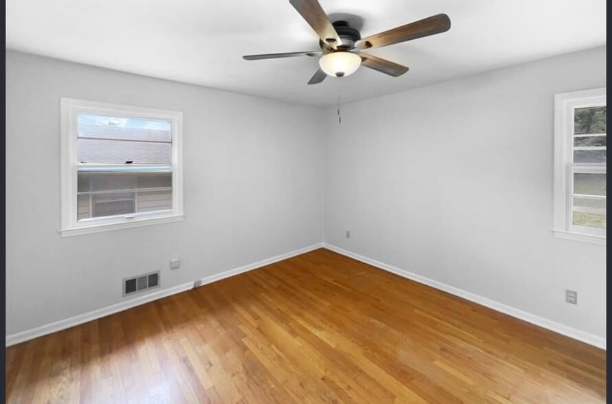 Building Photo - 119 W 104th Ter