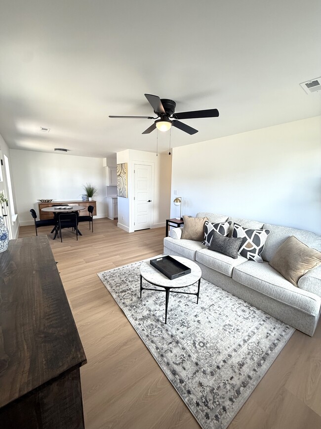 Building Photo - 1126 W Cato Springs Rd