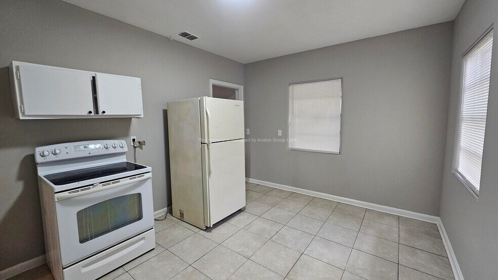 Building Photo - 1341 Hollyhock Cir E