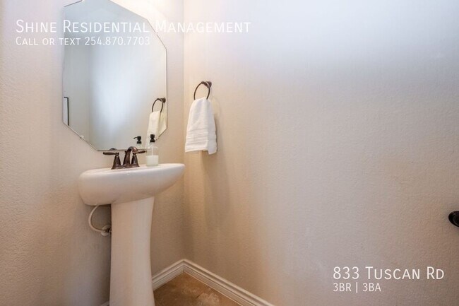 Building Photo - 833 TUSCAN Rd