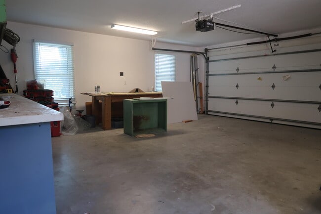 Building Photo - 1087 NE Quinn Pl