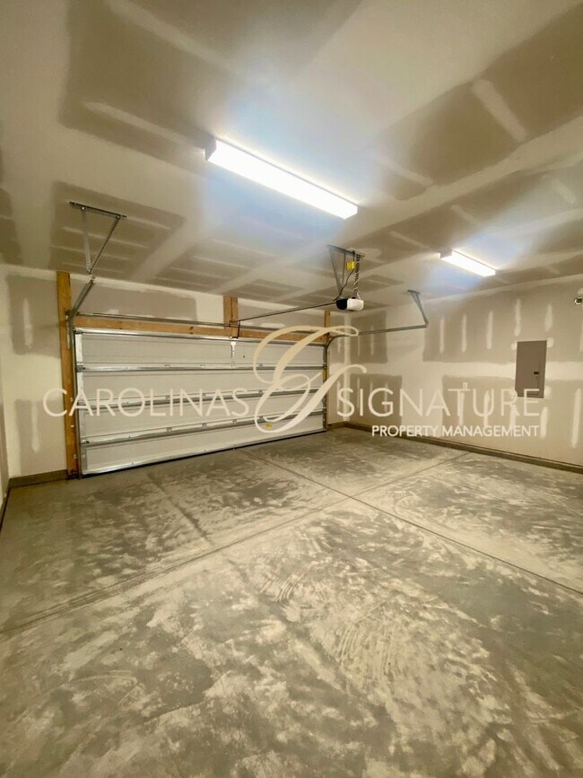 Building Photo - End Unit, 3BR/2.5BA Townhome in Piper Landing