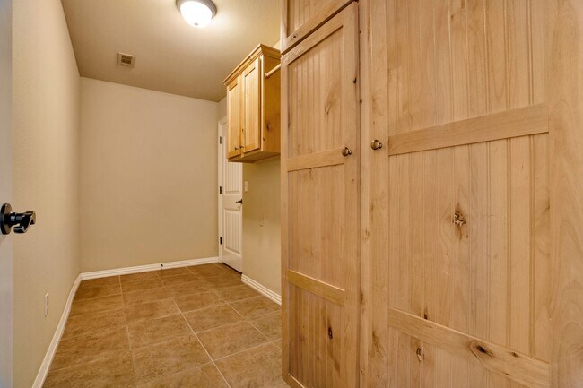 Building Photo - Stunning 4 Bed 2 Bath Home close to Elm Springs Walmart!