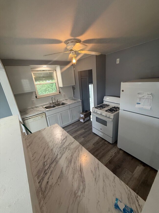 Building Photo - Charming 3 bedroom brick bungalow
