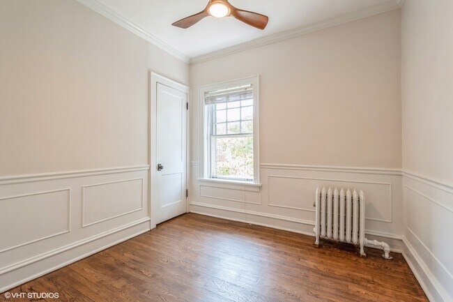 Building Photo - 621 Hinman Ave