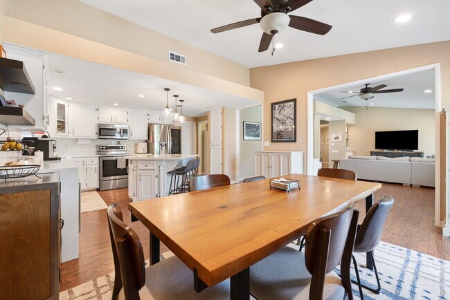 Building Photo - 43911 La Carmela Dr