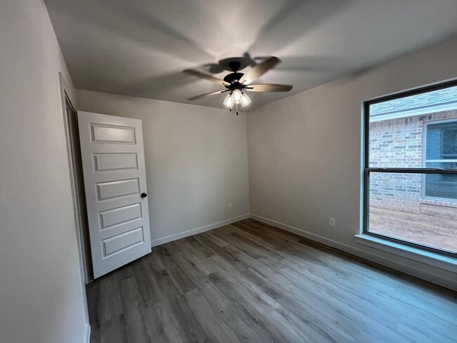 Building Photo - 2016 Cottonwood Ave