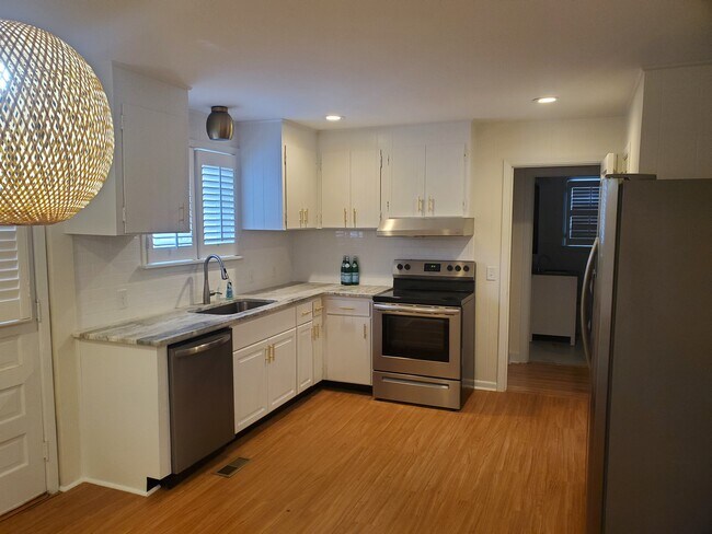 Building Photo - 108 Warren Rd