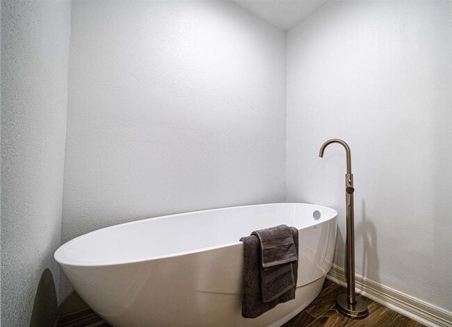 Building Photo - Newly Renovated 4-bedroom Home Inside the Loop