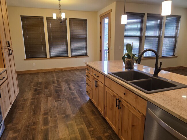 Building Photo - 189 Redstone Dr