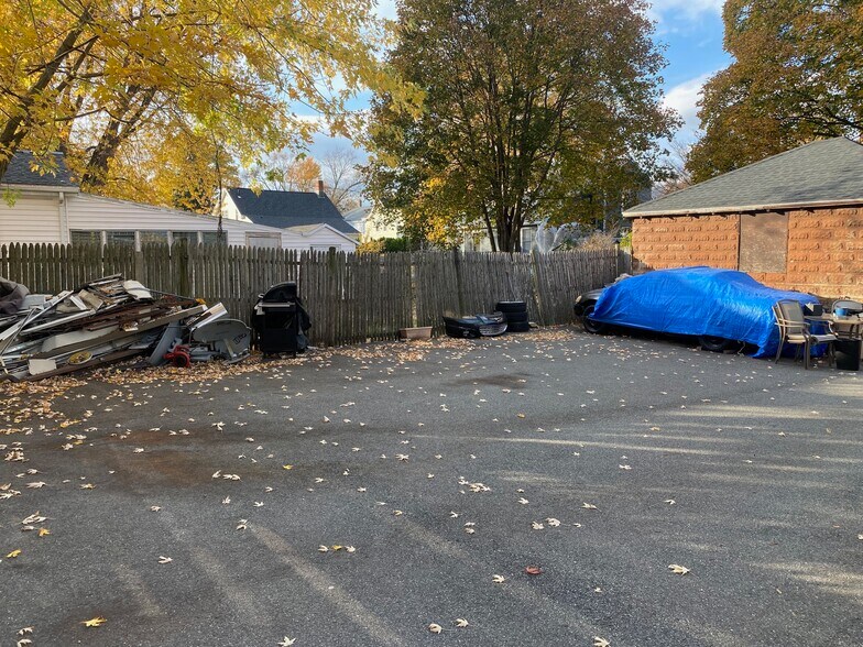 Building Photo - 46 Almont St