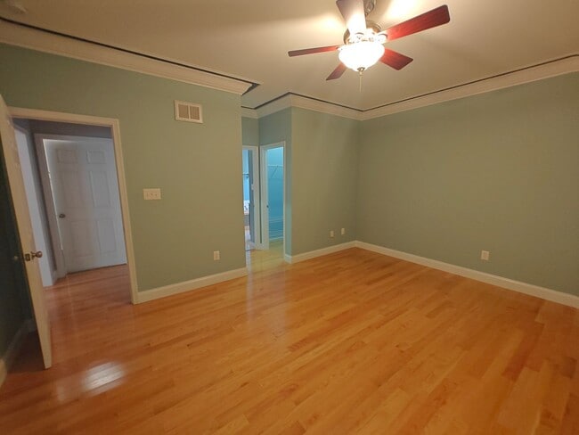 Building Photo - 4 bedroom home with a garage on cull de sa...