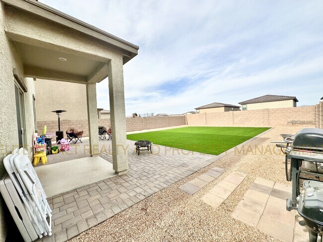 Building Photo - 7064 W Vineridge Dr